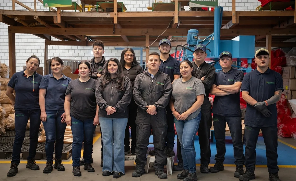 Equipo de Industrias Hiecol en su planta de producción